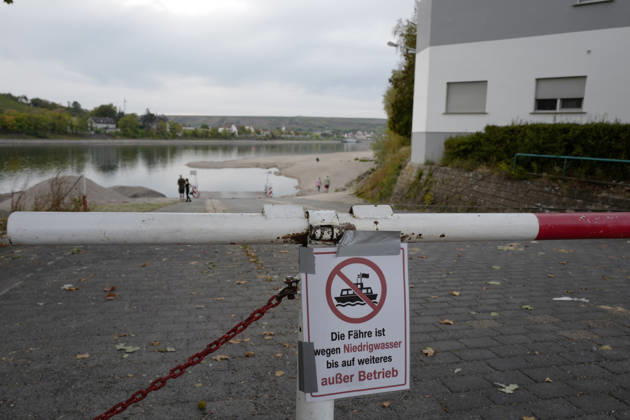 Ferry service suspended September 28, 2026. Due to low water levels, sandbars are protruding from the Rhine near Kornsand and Nierstein. At this low water level, the vehicle ferry can no longer dock. Dredging efforts to move the sand were unsuccessful. Ferry service has been suspended until further notice. To reach Mainz or Wo