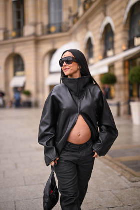 Sabrina Sato, who is pregnant, arrives for a fitting at the Schiaparelli house during Paris Fashion Week (PFW) on September 30, 2026. Pierre Perusseau, Bestimage. A pregnant Sabrina Sato arrives for a fitting at the Schiaparelli house during Paris Fashion Week (PFW) in Paris, France.  Copyright: xPierrexPerusseaux xBestimagexPierrexPerusseaux xBestimagex
