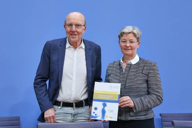 Berlin, Germany, October 1, 2026 Federal Press Conference: Post-Infectious Diseases—Care, Research, and Prevention: The Case of Long COVID Norbert Suttorp, Member of the Leopoldina, Department of Infectious Diseases, Pulmonology, and Critical Care Medicine, Charité Berlin, Regina T. Riphahn, Vice Copyright: xdtsxNachrichtenagenturx dts_137020