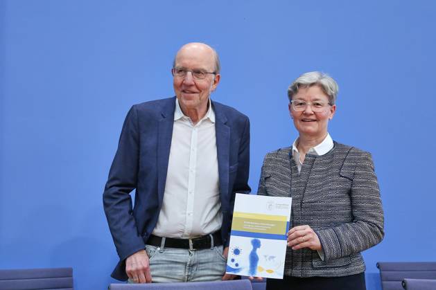 Berlin, Germany, October 1, 2026 Federal Press Conference: Post-Infectious Diseases—Care, Research, and Prevention: The Case of Long COVID Norbert Suttorp, Member of the Leopoldina, Department of Infectious Diseases, Pulmonology, and Critical Care Medicine, Charité Berlin, Regina T. Riphahn, Vice Copyright: xdtsxNachrichtenagenturx dts_137019