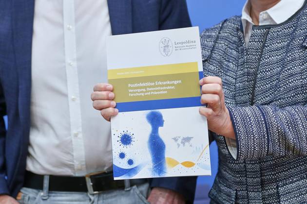 Berlin, Germany, October 1, 2026 Federal Press Conference: Post-Infectious Diseases—Care, Research, and Prevention: The Case of Long COVID Norbert Suttorp, Member of the Leopoldina, Department of Infectious Diseases, Pulmonology, and Critical Care Medicine, Charité Berlin, Regina Copyright: xdtsxNachrichtenagenturx dts_137021