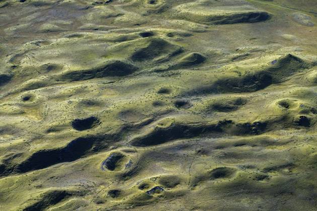 Mit Moos überwachsene Kraterlandschaft im isländischen Hochland, Island Crater landscape overgrown with moss in the Icelandic highlands, Iceland Copyright: imageBROKER RobertxHaasmann ibxroh19282270.jpg