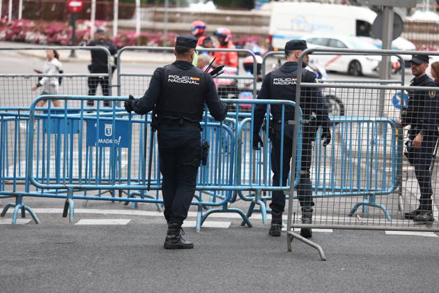 Police Set Up Barriers at the Entrance to Congress Following Announcement by Protesters Camped at Puerta del Sol That They Will Protest During the Plenary Session National Police officers set up barriers around the perimeter of the Congress of Deputies on October 2, 2026, in Madrid, Spain. The National Police have increased security and erected barriers at the entrance to the Congress of Deputies following an announcement by social groups camped out at Puerta del Sol that they will gather near the Lower House to demand the approval of housing decrees. OCT 2RE 2026 Madrid, Madrid, Spain  Copyright: xEduardoxParrax 7814345