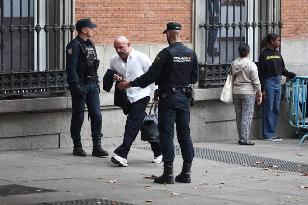 Police Set Up Barriers at the Entrance to Congress Following Announcement by Protesters Camped at Puerta del Sol That They Will Protest During the Plenary Session National Police officers set up barriers around the perimeter of the Congress of Deputies on October 2, 2026, in Madrid, Spain. The National Police have increased security and erected barriers at the entrance to the Congress of Deputies following an announcement by social groups camped out at Puerta del Sol that they will gather near the Lower House to demand the approval of housing decrees. OCT 2RE 2026 Madrid, Madrid, Spain  Copyright: xEduardoxParrax 7814349