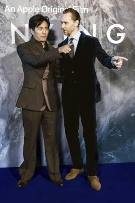 Genden Phuntsok and Tom Hiddleston at the gala screening of the Apple TV+ film *Tenzing* at the Curzon in Mayfair, London, October 1, 2026 Foto:xJ.xEdwardsx xFuturexImagex tenzing_6078