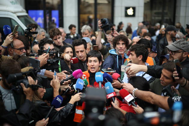 Protests Outside Congress Ahead of the Vote on Housing Decrees Alicia del Rio, spokesperson for the Madrid Tenants’ Union, speaks to the media during a housing protest outside the Congress of Deputies on October 2, 2026, in Madrid, Spain. The Madrid Tenants’ Union has organized a protest outside the Congress of Deputies to demand a vote in favor of the two housing decrees proposed by the government this week. OCTOBER 2, 2026 Alejandro Martínez Vé Madrid, Madrid, Spain  Copyright: xAlejandroxMartinezxVÃ lezx 7814416