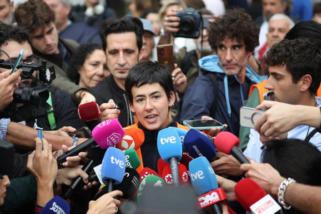 Protests Outside Congress Ahead of the Vote on Housing Decrees Alicia del Rio, spokesperson for the Madrid Tenants’ Union, speaks to the media during a housing protest outside the Congress of Deputies on October 2, 2026, in Madrid, Spain. The Madrid Tenants’ Union has organized a protest outside the Congress of Deputies to demand a vote in favor of the two housing decrees proposed by the government this week. OCTOBER 2, 2026 Alejandro Martínez Vé Madrid, Madrid, Spain  Copyright: xAlejandroxMartinezxVÃ lezx 7814417