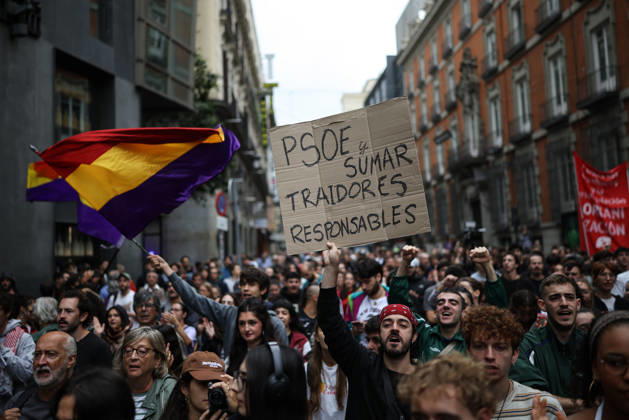 News Bilder des Tages Protests Outside Congress Ahead of the Vote on Housing Decrees Dozens of people march in a protest toward the Congress of Deputies on October 2, 2026, in Madrid, Spain. The Madrid Tenants’ Union has organized a protest outside the Congress of Deputies to demand a vote in favor of the two housing decrees proposed by the government this week. OCTOBER 2, 2026 Alejandro Martínez Vé Madrid, Madrid, Spain  Copyright: xAlejandroxMartinezxVÃ lezx 7814592