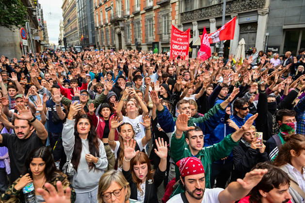 October 2, 2026, Madrid, Madrid, SPAIN: Tenants and housing activists gather outside the Congress of Deputies in Madrid during a demonstration called by the Sindicato de Inquilinas e Inquilinos de Madrid. The protest takes place on the Spanish Parliament votes on two Royal Decree-Laws on housing: one concerning measures to protect the social function of housing and increase affordable housing supply, and another aimed at strengthening the stability of habitual rental contracts. The demonstration was organized to pressure lawmakers during the vote. Junts had announced its opposition to the measures, while PP and Vox were also expected to vote against them. Madrid SPAIN  - ZUMAz108 20261002_znp_z108_008 Copyright: xRichardxZubelzux