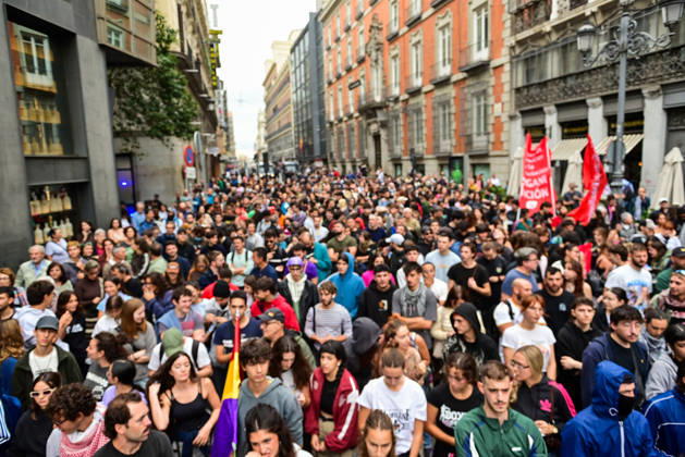 October 2, 2026, Madrid, Madrid, SPAIN: Tenants and housing activists gather outside the Congress of Deputies in Madrid during a demonstration called by the Sindicato de Inquilinas e Inquilinos de Madrid. The protest takes place on the Spanish Parliament votes on two Royal Decree-Laws on housing: one concerning measures to protect the social function of housing and increase affordable housing supply, and another aimed at strengthening the stability of habitual rental contracts. The demonstration was organized to pressure lawmakers during the vote. Junts had announced its opposition to the measures, while PP and Vox were also expected to vote against them. Madrid SPAIN  - ZUMAz108 20261002_znp_z108_014 Copyright: xRichardxZubelzux