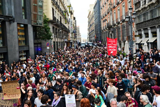 October 2, 2026, Madrid, Madrid, SPAIN: Tenants and housing activists gather outside the Congress of Deputies in Madrid during a demonstration called by the Sindicato de Inquilinas e Inquilinos de Madrid. The protest takes place on the Spanish Parliament votes on two Royal Decree-Laws on housing: one concerning measures to protect the social function of housing and increase affordable housing supply, and another aimed at strengthening the stability of habitual rental contracts. The demonstration was organized to pressure lawmakers during the vote. Junts had announced its opposition to the measures, while PP and Vox were also expected to vote against them. Madrid SPAIN - ZUMAz108 20261002_znp_z108_019 Copyright: xRichardxZubelzux