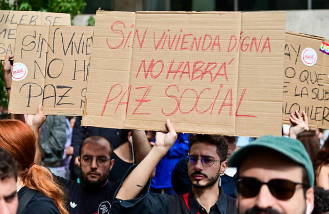 October 2, 2026, Madrid, Madrid, SPAIN: Tenants and housing activists gather outside the Congress of Deputies in Madrid during a demonstration called by the Sindicato de Inquilinas e Inquilinos de Madrid. The protest takes place on the Spanish Parliament votes on two Royal Decree-Laws on housing: one concerning measures to protect the social function of housing and increase affordable housing supply, and another aimed at strengthening the stability of habitual rental contracts. The demonstration was organized to pressure lawmakers during the vote. Junts had announced its opposition to the measures, while PP and Vox were also expected to vote against them. Madrid SPAIN - ZUMAz108 20261002_znp_z108_043 Copyright: xRichardxZubelzux