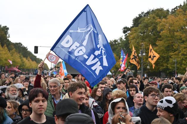 Menschen protestieren am 02.10.2026 vor dem Brandenburger Tor unter dem Motto Unzwingbar - Kein Bock auf Krieg und Wehrpflicht . Zu den Veranstaltern der Demonstration zaehlen unter anderem Attac, die Deutsche Friedensgesellschaft und der Internationale Jugendverband. In einem vorab verbreiteten Aufruf stellten sich die Organisationen etwa gegen eine Wiedereinfuehrung der Wehrpflicht und die Anwerbung Jugendlicher unter 18 Jahren fuer die Bundeswehr. Das Buendnis forderte zudem mehr Geld fuer Bildung, Gesundheit und Soziales statt fuer Krieg. Angekuendigt waren Redebeitraege unter anderem von Gewerkschaftern, Schueler- und Studentengruppen und der Schulstreikbewegung. Daneben sollte es Auftritte mehrerer Bands und Musiker geben. (Siehe epd Copyright: epd-bild ChristianxDitsch epd-Demo_Wehrpflicht11-kopieren