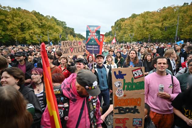 Menschen protestieren am 02.10.2026 vor dem Brandenburger Tor unter dem Motto Unzwingbar - Kein Bock auf Krieg und Wehrpflicht . Zu den Veranstaltern der Demonstration zaehlen unter anderem Attac, die Deutsche Friedensgesellschaft und der Internationale Jugendverband. In einem vorab verbreiteten Aufruf stellten sich die Organisationen etwa gegen eine Wiedereinfuehrung der Wehrpflicht und die Anwerbung Jugendlicher unter 18 Jahren fuer die Bundeswehr. Das Buendnis forderte zudem mehr Geld fuer Bildung, Gesundheit und Soziales statt fuer Krieg. Angekuendigt waren Redebeitraege unter anderem von Gewerkschaftern, Schueler- und Studentengruppen und der Schulstreikbewegung. Daneben sollte es Auftritte mehrerer Bands und Musiker geben. (Siehe epd Copyright: epd-bild ChristianxDitsch epd-Demo_Wehrpflicht3-kopieren