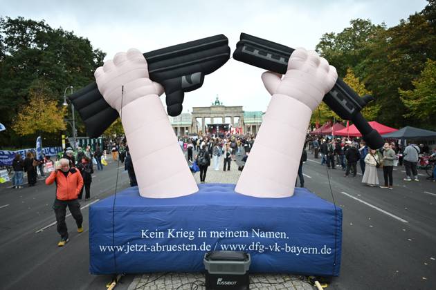 Eine aufblasbare Anti-Kriegs-Plastik am 02.10.2026 waehrend einer Kundgebung vor dem Brandenburger Tor unter dem Motto Unzwingbar - Kein Bock auf Krieg und Wehrpflicht . Zu den Veranstaltern der Demonstration zaehlen unter anderem Attac, die Deutsche Friedensgesellschaft und der Internationale Jugendverband. In einem vorab verbreiteten Aufruf stellten sich die Organisationen etwa gegen eine Wiedereinfuehrung der Wehrpflicht und die Anwerbung Jugendlicher unter 18 Jahren fuer die Bundeswehr. Das Buendnis forderte zudem mehr Geld fuer Bildung, Gesundheit und Soziales statt fuer Krieg. Angekuendigt waren Redebeitraege unter anderem von Gewerkschaftern, Schueler- und Studentengruppen und der Schulstreikbewegung. Daneben sollte es Auftritte meh Copyright: epd-bild ChristianxDitsch epd-Demo_Wehrpflicht22-kopieren