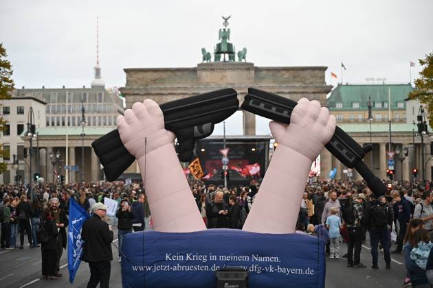 News Bilder des Tages Eine aufblasbare Anti-Kriegs-Plastik am 02.10.2026 waehrend einer Kundgebung vor dem Brandenburger Tor unter dem Motto Unzwingbar - Kein Bock auf Krieg und Wehrpflicht . Zu den Veranstaltern der Demonstration zaehlen unter anderem Attac, die Deutsche Friedensgesellschaft und der Internationale Jugendverband. In einem vorab verbreiteten Aufruf stellten sich die Organisationen etwa gegen eine Wiedereinfuehrung der Wehrpflicht und die Anwerbung Jugendlicher unter 18 Jahren fuer die Bundeswehr. Das Buendnis forderte zudem mehr Geld fuer Bildung, Gesundheit und Soziales statt fuer Krieg. Angekuendigt waren Redebeitraege unter anderem von Gewerkschaftern, Schueler- und Studentengruppen und der Schulstreikbewegung. Daneben sollte es Auftritte meh Copyright: epd-bild ChristianxDitsch epd-Demo_Wehrpflicht23-kopieren