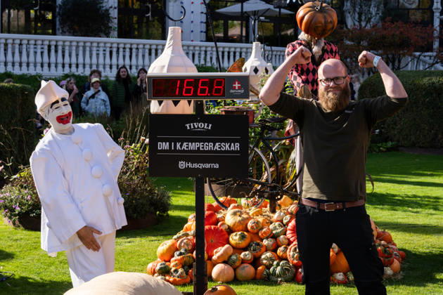 Danish Giant Pumpkin Championship Results Announced: Emil Bertel Clausen from Moerke with his pumpkin weighing 166.8 kg at the Danish Giant Pumpkin Championship in Tivoli, Copenhagen, on Saturday, October 3, 2026. Photo by Emil Nicolai Helms, Scanpix 2026, Copenhagen, Denmark Copyright: EmilxNicolaixHelmsx spdk20261003-132712-L