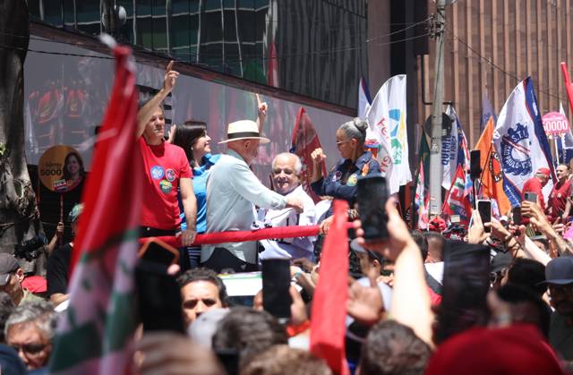 RECORD DATE NOT STATED Lula takes a walk along Paulista Avenue and continues along Augusta Street. Sao Paulo (SP), October 3, 2026 2026 Elections Lula President and candidate for re-election Luiz Inacio Lula da Silva (PT) participates in a walk on Paulista Avenue, in Sao Paulo, in the last campaign event before the first round of elections. The mobilization continues along Augusta Street towards Roosevelt Square. Lula is accompanied by allies, including Fernando Haddad, Geraldo Alckmin, Marina Silva, and Simone Tebet.(Foto: Leco Viana Thenews2 imago images) Lula takes a walk along Paulista Avenue and continues along Augusta Street. Copyright: xLecoxVianax