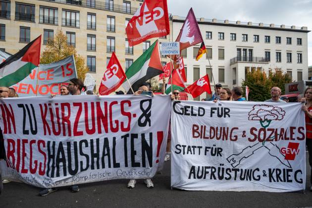 Palestinian and Pro-Palestinian Bloc at Berlin Peace Demonstration BERLIN, GERMANY OCTOBER 3, 2026: Thousands of people took part in a peace demonstration in central Berlin on German Unity Day. A coalition of peace initiatives, trade unions, and political and civil-society groups organized the protest. The demonstrators focused on military rearmament, the possible reintroduction of conscription, and Germany™s military policy. The march began at the Brandenburg Gate and continued through the government district before concluding with a rally. The demonstration brought together participants expressing opposition to Germany™s current and proposed military policies on a national public holiday. Berlin Germany Copyright: x xjessxflomx xJNAxPressx