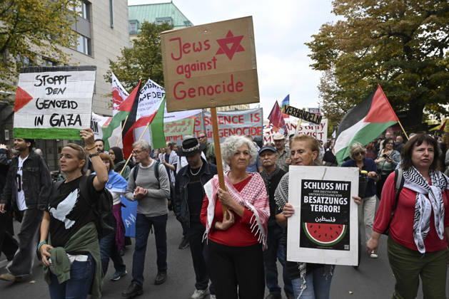 Thousands protest rearmament and conscription in Berlin BERLIN, GERMANY - OCTOBER 3: Thousands of people, including pro-Palestinian supporters, gather at the historic Brandenburg Gate to protest against rearmament, war and compulsory military service in Berlin, Germany, on October 3, 2026. The demonstrators, responding to a call by an initiative made up of various groups and political parties, later march through the city center. Halil Sagirkaya Anadolu Berlin Germany. Editorial use only. Please get in touch for any other usage.  Copyright: x2026xAnadoluxHalilxSagirkayax