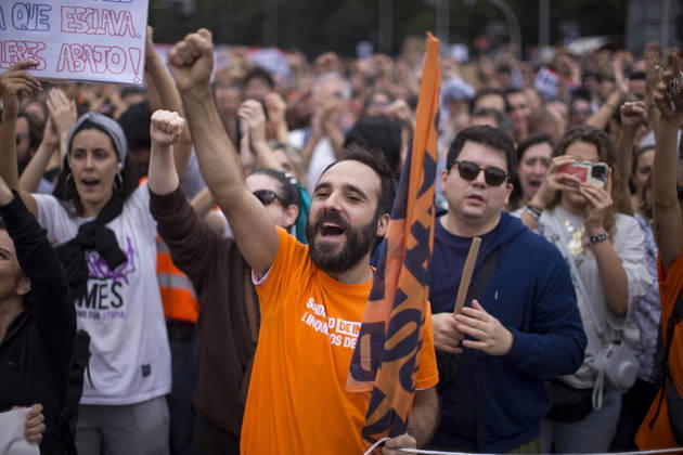 October 3, 2026, Madrid, Spain: A protester raises his hand while shouting during a demonstration through the streets of Madrid demanding a reduction in housing rents. The demonstration was organized by the Tenants Union, which also organized the encampment in Puerta del Sol square in central Madrid. Madrid Spain - ZUMAs197 20261003_aaa_s197_136 Copyright: xLuisxSotox