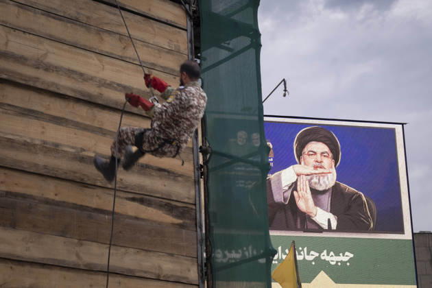 Opening Ceremony Of Second City-Square Military Training Camp An armed Iranian Army serviceman stands next to a portrait of the late Hezbollah Secretary-General Hassan Nasrallah during the opening ceremony of the second city-square military training camp for self-sacrificing forces in downtown Tehran, Iran, on October 3, 2026. The camp was established by the Basij paramilitary force, with personnel from the Islamic Republic of Iran Army responsible for training the volunteers. Tehran Tehran Iran Copyright: xMortezaxNikoubazlx originalFilename: nikoubazl-openingc261003_np5Y6