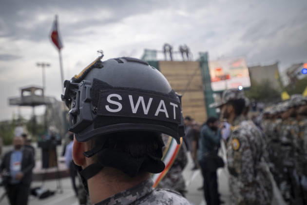 Opening Ceremony Of Second City-Square Military Training Camp A member of the Islamic Revolutionary Guard Corps (IRGC) attaches a SWAT badge to his helmet during the opening ceremony of the second city-square military training camp for self-sacrificing forces in downtown Tehran, Iran, on October 3, 2026. The camp was established by the Basij paramilitary force, with personnel from the Islamic Republic of Iran Army responsible for training the volunteers. Tehran Tehran Iran Copyright: xMortezaxNikoubazlx originalFilename: nikoubazl-openingc261003_npf6q