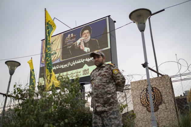 Opening Ceremony Of Second City-Square Military Training Camp An Iranian Army serviceman in uniform stands beneath a portrait of Hassan Nasrallah, the late secretary general of Lebanon s Hezbollah, during the opening ceremony of the second city-square military training camp for self-sacrificing forces in downtown Tehran, Iran, on October 3, 2026. The camp was established by the Basij paramilitary force, with personnel from the Islamic Republic of Iran Army responsible for training the volunteers. Tehran Tehran Iran Copyright: xMortezaxNikoubazlx originalFilename: nikoubazl-openingc261003_npn3f