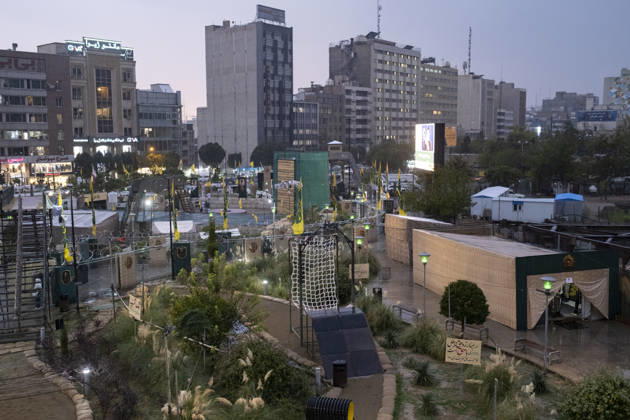 Daily Life Around A City-Square Military Training Camps A view of the second city-square military training camp for self-sacrificing forces in downtown Tehran, Iran, on October 3, 2026. The camp was established by the Basij paramilitary force, with personnel from the Islamic Republic of Iran Army responsible for training the volunteers. Tehran Tehran Iran  Copyright: xMortezaxNikoubazlx originalFilename: nikoubazl-dailylif261003_np2QD.jpg