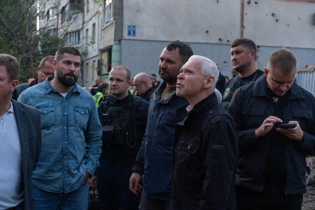 Russian missile attack on Ukraine s Kharkiv KHARKIV, UKRAINE - OCTOBER 5: Mayor of Kharkiv Ihor Terekhov is seen at the site of a residential building struck by a guided bomb in Kharkiv, Ukraine on October 5, 2026. A guided bomb hit a residential building, killing at least two people and injuring over 30 others. The strike destroyed several parked vehicles and damaged more than 40 surrounding houses, with search, rescue, and cleanup operations ongoing by police, firefighters, and volunteers. Carlo Bravo Anadolu Kharkiv Ukraine. Editorial use only. Please get in touch for any other usage.  Copyright: x2026xAnadoluxCarloxBravox