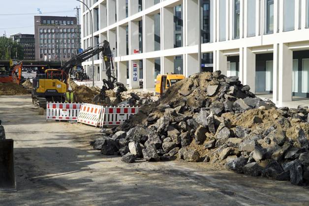CNTV PIPE BREAK Road Construction Site Crater in the Roadway Following a Water Pipe Break on Amsinckstraße in Hamburg on October 5, 2026; Hamburg Water, the Authority for Transportation and Mobility Transition, and the specialized contractors involved are overseeing the work, coordinating the construction site, andrepair in Hamburg, Germany