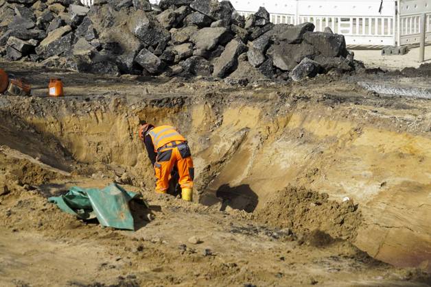 CNTV PIPE BREAK Road Construction Site Crater in the Roadway Following a Water Pipe Break on Amsinckstraße in Hamburg on October 5, 2026; Hamburg Water, the Authority for Transportation and Mobility Transition, and the specialized contractors involved are overseeing the work, coordinating the construction site, andrepair in Hamburg, Germany