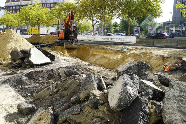 CNTV PIPE BREAK Road Construction Site Crater in the Roadway Following a Water Pipe Break on Amsinckstraße in Hamburg on October 5, 2026; Hamburg Water, the Authority for Transportation and Mobility Transition, and the specialized contractors involved are overseeing the work, coordinating the construction site, andrepair in Hamburg, Germany