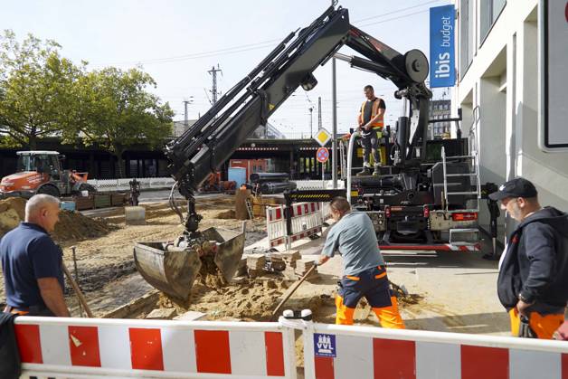 CNTV PIPE BREAK Road Construction Site Crater in the Roadway Following a Water Pipe Break on Amsinckstraße in Hamburg on October 5, 2026; Hamburg Water, the Authority for Transportation and Mobility Transition, and the specialized contractors involved are overseeing the work, coordinating the construction site, andrepair in Hamburg, Germany