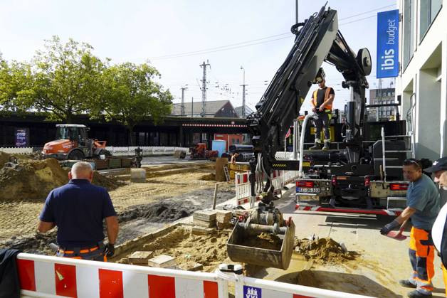 CNTV PIPE BREAK Road Construction Site Crater in the Roadway Following a Water Pipe Break on Amsinckstraße in Hamburg on October 5, 2026; Hamburg Water, the Authority for Transportation and Mobility Transition, and the specialized contractors involved are overseeing the work, coordinating the construction site, andrepair in Hamburg, Germany