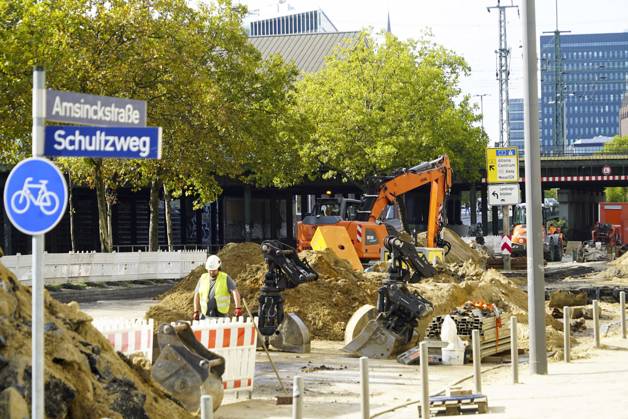 CNTV PIPE BREAK Road Construction Site Crater in the Roadway Following a Water Pipe Break on Amsinckstraße in Hamburg on October 5, 2026; Hamburg Water, the Authority for Transportation and Mobility Transition, and the specialized contractors involved are overseeing the work, coordinating the construction site, andrepair in Hamburg, Germany