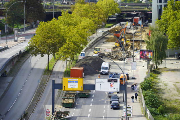 CNTV PIPE BREAK Road Construction Site Crater in the Roadway Following a Water Pipe Break on Amsinckstraße in Hamburg on October 5, 2026; Hamburg Water, the Authority for Transportation and Mobility Transition, and the specialized contractors involved are overseeing the work, coordinating the construction site, andrepair in Hamburg, Germany
