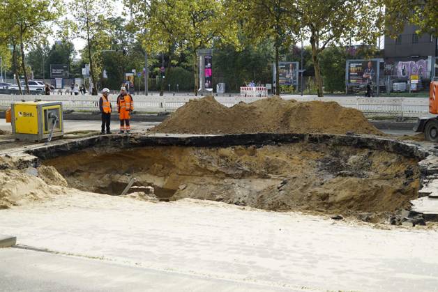 CNTV PIPE BREAK Road Construction Site Crater in the Roadway Following a Water Pipe Break on Amsinckstraße in Hamburg on October 5, 2026; Hamburg Water, the Authority for Transportation and Mobility Transition, and the specialized contractors involved are overseeing the work, coordinating the construction site, andrepair in Hamburg, Germany