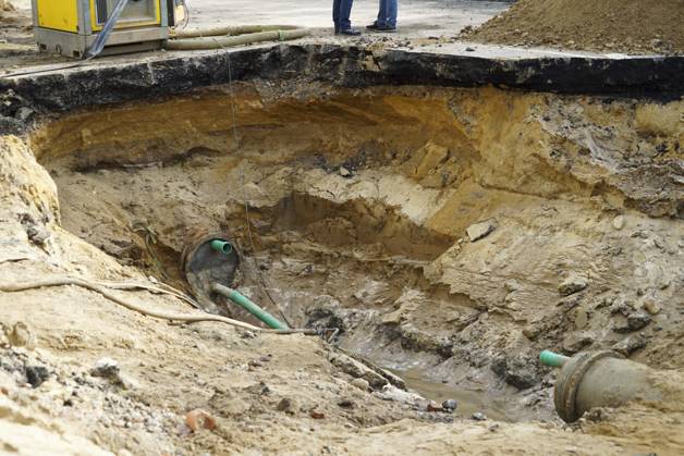 CNTV PIPE BREAK Road Construction Site Crater in the Roadway Following a Water Pipe Break on Amsinckstraße in Hamburg on October 5, 2026; Hamburg Water, the Authority for Transportation and Mobility Transition, and the specialized contractors involved are overseeing the work, coordinating the construction site, andrepair in Hamburg, Germany