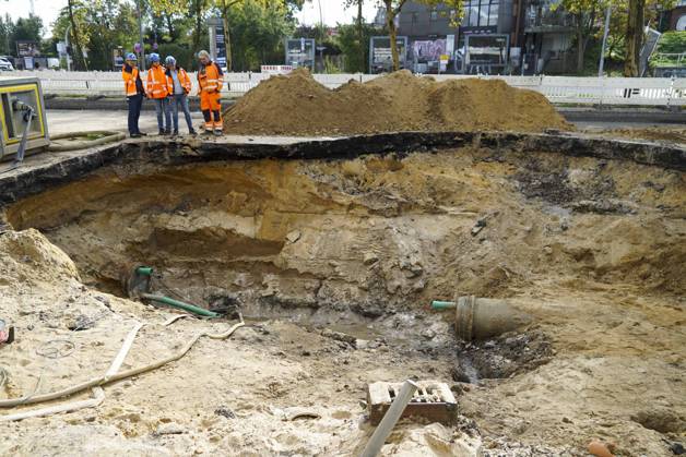 CNTV PIPE BREAK Road Construction Site Crater in the Roadway Following a Water Pipe Break on Amsinckstraße in Hamburg on October 5, 2026; Hamburg Water, the Authority for Transportation and Mobility Transition, and the specialized contractors involved are overseeing the work, coordinating the construction site, andrepair in Hamburg, Germany