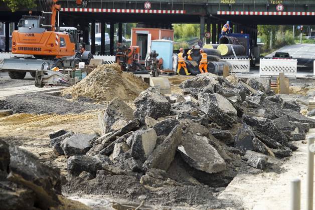 CNTV PIPE BREAK Road Construction Site Crater in the Roadway Following a Water Pipe Break on Amsinckstraße in Hamburg on October 5, 2026; Hamburg Water, the Authority for Transportation and Mobility Transition, and the specialized contractors involved are overseeing the work, coordinating the construction site, andrepair in Hamburg, Germany