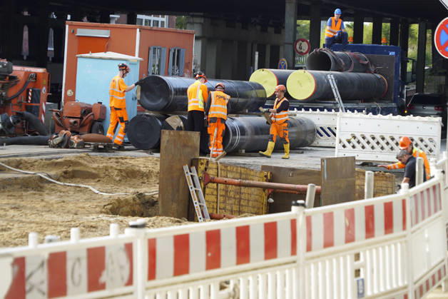 CNTV PIPE BREAK Road Construction Site Crater in the Roadway Following a Water Pipe Break on Amsinckstraße in Hamburg on October 5, 2026; Hamburg Water, the Authority for Transportation and Mobility Transition, and the specialized contractors involved are overseeing the work, coordinating the construction site, andrepair in Hamburg, Germany