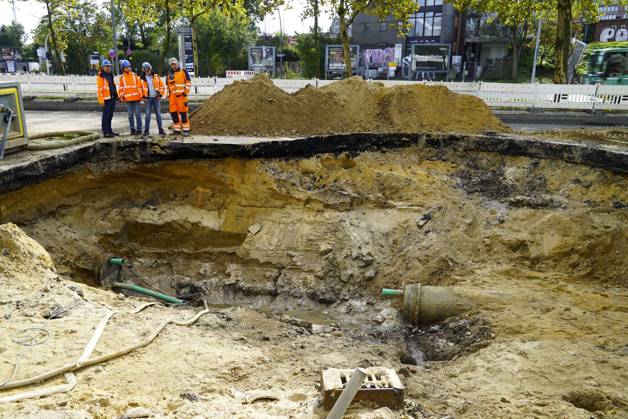 CNTV PIPE BREAK Road Construction Site Crater in the Roadway Following a Water Pipe Break on Amsinckstraße in Hamburg on October 5, 2026; Hamburg Water, the Authority for Transportation and Mobility Transition, and the specialized contractors involved are overseeing the work, coordinating the construction site, andrepair in Hamburg, Germany