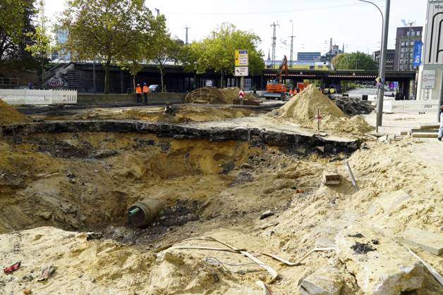 CNTV PIPE BREAK Road Construction Site Crater in the Roadway Following a Water Pipe Break on Amsinckstraße in Hamburg on October 5, 2026; Hamburg Water, the Authority for Transportation and Mobility Transition, and the specialized contractors involved are overseeing the work, coordinating the construction site, andrepair in Hamburg, Germany