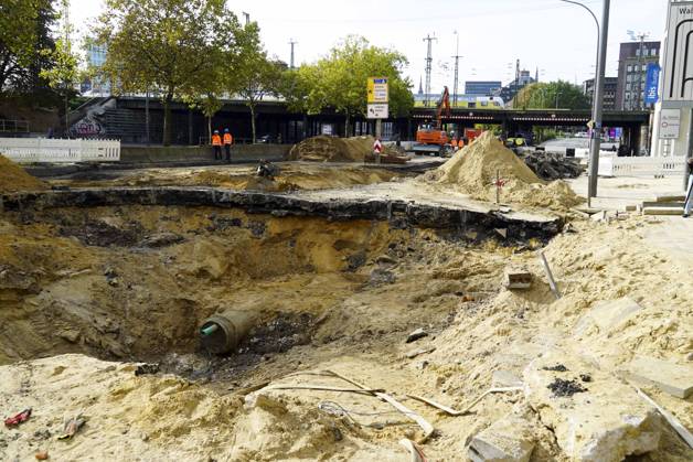 CNTV PIPE BREAK Road Construction Site Crater in the Roadway Following a Water Pipe Break on Amsinckstraße in Hamburg on October 5, 2026; Hamburg Water, the Authority for Transportation and Mobility Transition, and the specialized contractors involved are overseeing the work, coordinating the construction site, andrepair in Hamburg, Germany