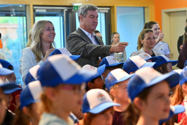 Markus SOEDER, Minister-President of Bavaria and CSU Chairman, visited the Sports Elementary School on Margarethe Danzi Street in Munich on October 6, 2026, together with Health Minister Judith Gerlach and Minister of Education and Cultural Affairs Anna Stolz, to learn more about successful prevention and health promotion in everyday school life ahead of t