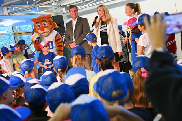 Markus SOEDER, Minister-President of Bavaria and CSU Chairman, visited the Sports Elementary School on Margarethe Danzi Street in Munich on October 6, 2026, together with Health Minister Judith Gerlach and Minister of Education and Cultural Affairs Anna Stolz, to learn more about successful prevention and health promotion in everyday school life ahead of t