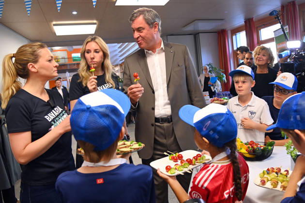 Markus SOEDER, Minister-President of Bavaria and CSU Chairman, visited the Sports Elementary School on Margarethe Danzi Street in Munich on October 6, 2026, together with Health Minister Judith Gerlach and Minister of Education and Cultural Affairs Anna Stolz, to learn more about successful prevention and health promotion in everyday school life ahead of t