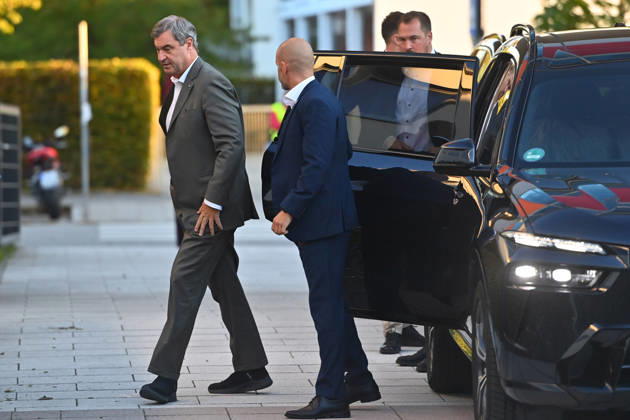 Arrival of Markus SOEDER, Minister-President of Bavaria and CSU Chairman;steps out of his official limousine Markus SOEDER, Minister-President of Bavaria and CSU Chairman, visits the Sport Elementary School on Margarethe Danzi Street in Munich on Octob