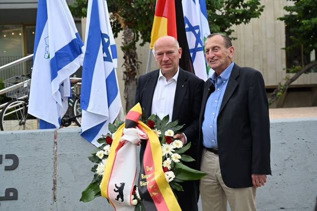 Berlin mayor joins October 7 memorial in Tel Aviv TEL AVIV, ISRAEL, OCTOBER 6, 2026: Tel Aviv-Yafo Mayor Ron Huldai, Berlin Governing Mayor Kai Wegner and German Ambassador to Israel Alexander Graf Lambsdorff lay a memorial wreath at Hostages Square in Tel Aviv ahead of the third anniversary of the October 7, 2023 attacks. Wegner is visiting Israel from October 6 to 8 for meetings and commemorative events aimed at strengthening ties between Berlin and Tel Aviv. TEL AVIV Israel Copyright: x xPaulinaxPatimerx xJNAxPressx